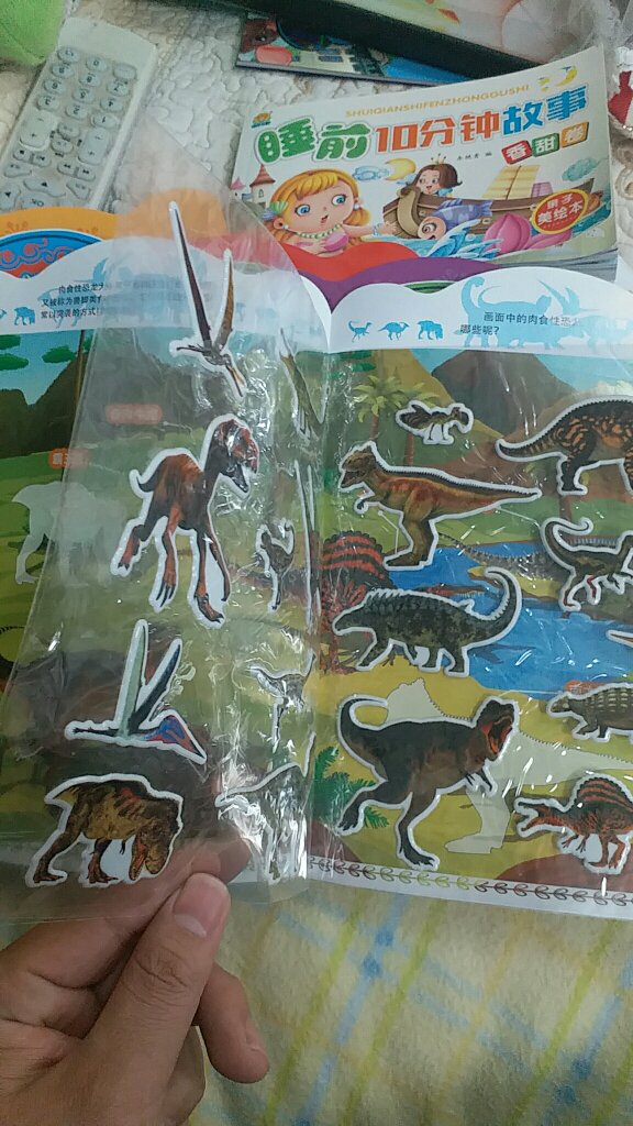 买了挺多，孩子最喜欢恐龙这本，塑料泡泡质量很好，贴过来贴过去的，速度也赞下