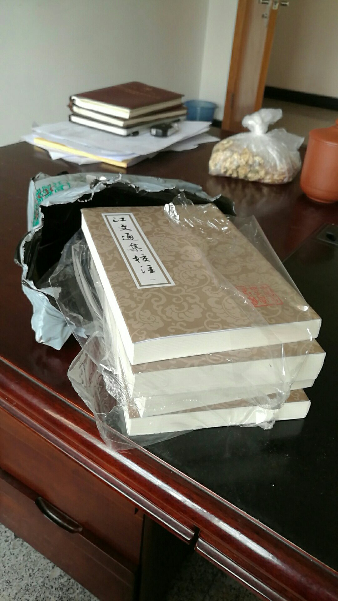 书是好书 包装太差 一层塑料袋就打发了 幸运的是书没损坏 但您好歹装个纸盒啊