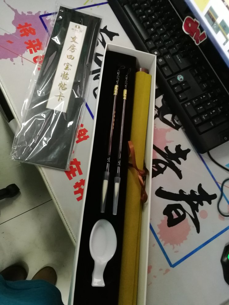 物流很快，上午下单，晚上就送到了。产品质量非常好！同价格下，毛笔用起来杠杠的，水写布的设计非常有创新。产品种类很齐全，满足日常简便、快捷的练字需求非常超值！