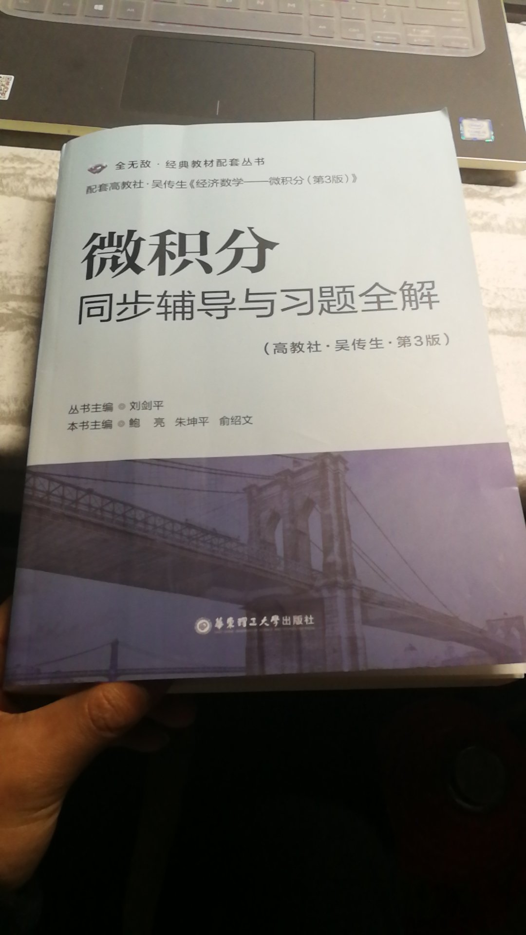 这书内容还不清楚是不是盗版，但是粗制滥造是肯定的