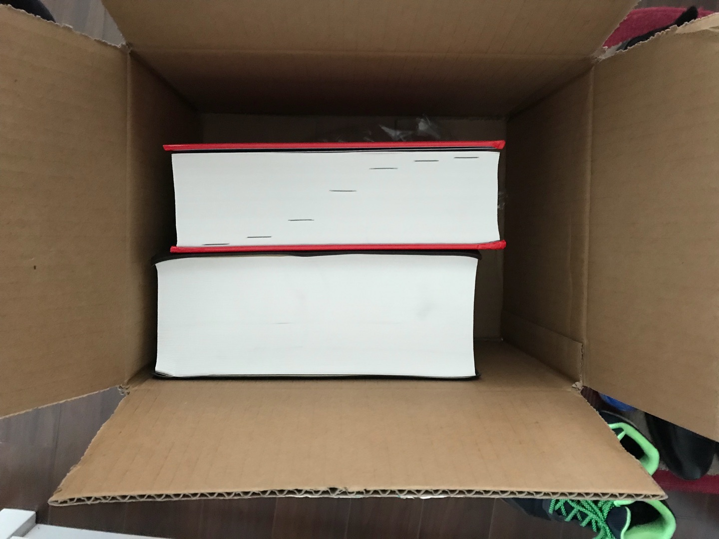 书是好，可是这包装，真是无语?。空荡荡的箱子里这么两本书，书都弄坏了，这项差评！