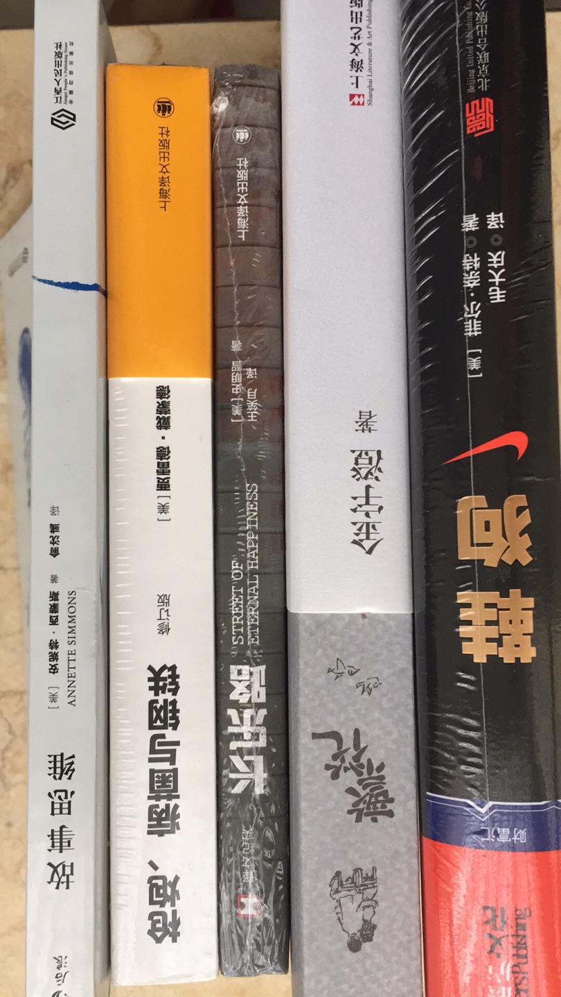 非常文艺有上海腔调的一本书，书中的手绘图带感。印刷质量不错，包装完整