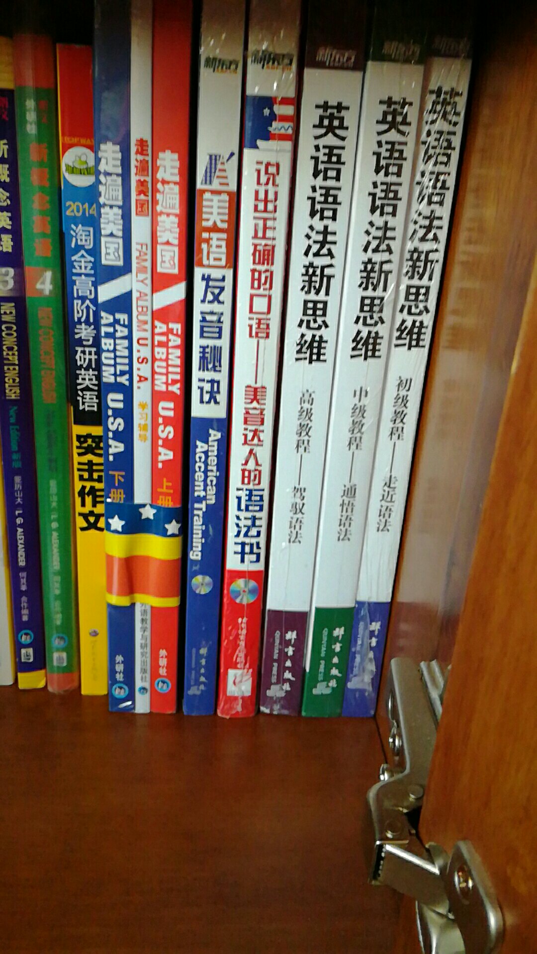 买了很多英语书，个人感觉英语还是很重要的。内容比较多，希望有帮助。书质量很好。
