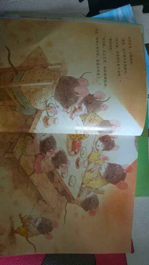 很温馨的一套书，入完14只老鼠再来入的这套，孩子依然很喜欢，很细致的刻画，大家庭之间的温暖，兄弟姐妹之间的有爱，故事构思巧妙，又注意教会培养孩子的美好品德。