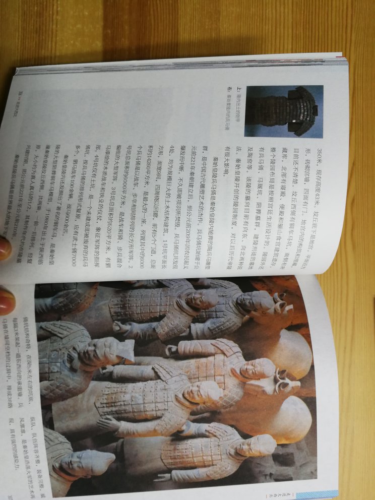 藏在文物里的中国史”系列，是以文物为线索来讲述中国历史，这与一般依据历史文献讲述历史的著作不同。每件文物都蕴含丰富的历史信息，是历史的实物见证，通过文物，可以更真实地感受历史，这也是阅读本书要比读其他历史书更有趣的地方。 本书由中国国家博物馆编撰，文物图片由专家精挑细选，附以简练生动的文字，使读者既可了解历史，又可增加许多文物知识。 