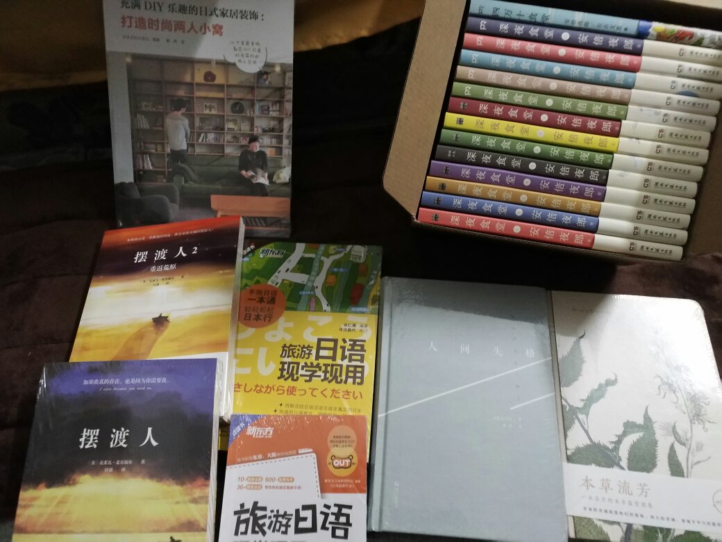 快递超快，书本包裝完好，彩色字体清晰易懂，价格优惠，还送了沪江学习卡，正是我需要的书。