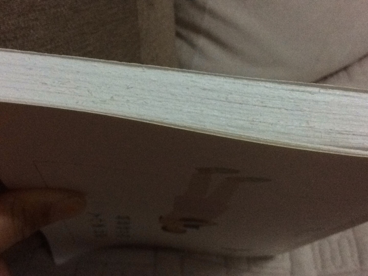拿起书读，结果掉了一身碎纸末。仔细一看，书的底边像是用锯切的，买这么多年书第一次见，惊到了！！！