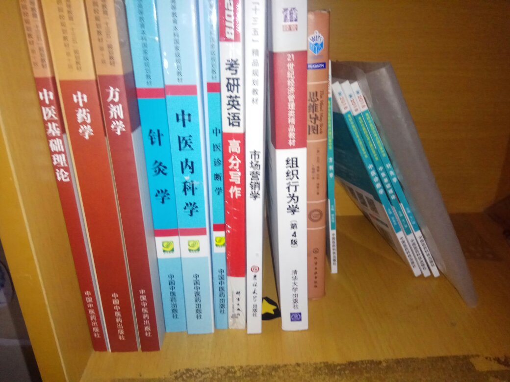 买了这么多书才200真的是物超所值，给大大的么么哒。喜欢，超级喜欢，超级赞，物流也超级快，这就是。表白，买了真的不像用其他快递了。。。但是我们这没有代收点，。。。只有固定时间去，有时候时间会错不开。。。。。