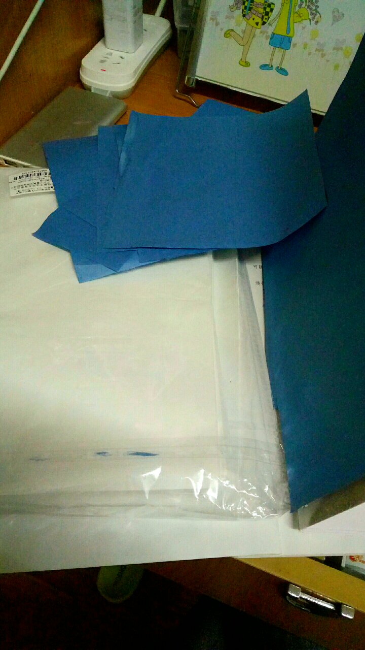 产品纸是普通的那种，不是凹槽的，很失望附带的蓝色小碎纸不知道是干什么用的