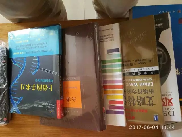 这绘本很适合小孩看，买书如山倒，看书如抽丝。