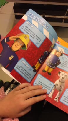 还是非常喜欢看，是消防员山姆的铁粉，还整天拿着玩具，跟书里一起做游戏。