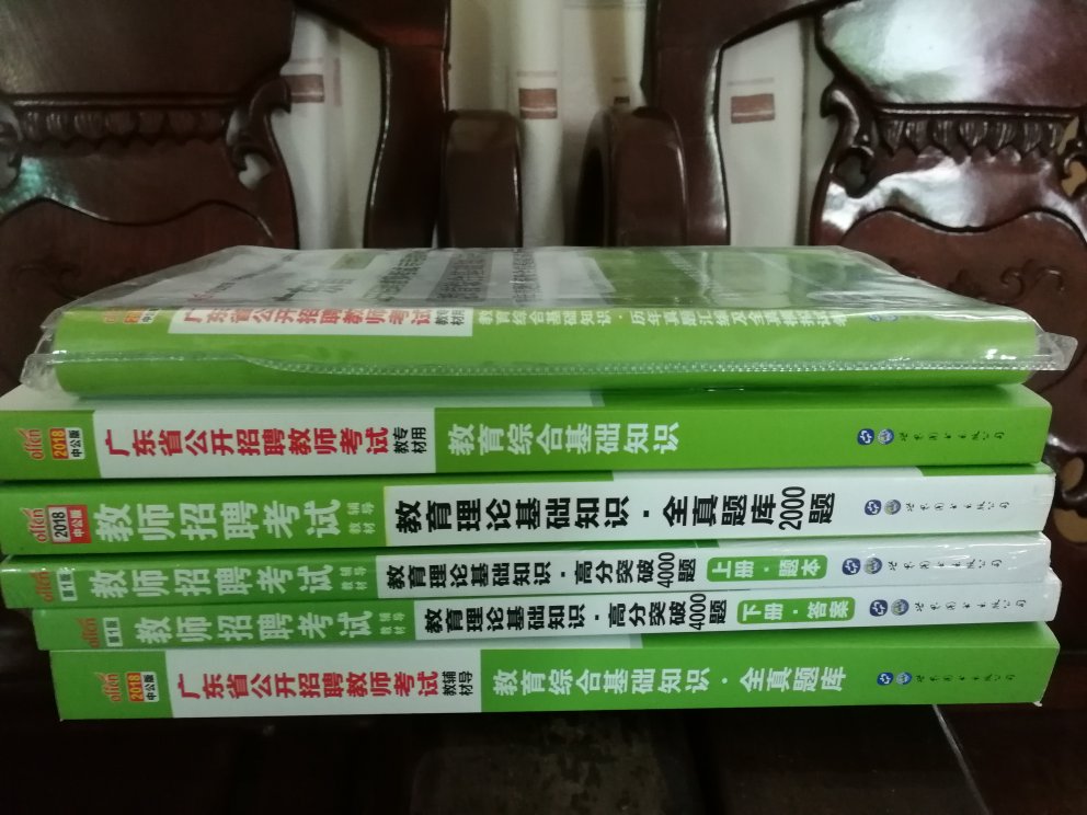 书收到了，包装得还可以，书角有点压到了，书底也有点压到了，但是书应该是正版的，希望以后包装更好一点，别弄脏了或者压到了