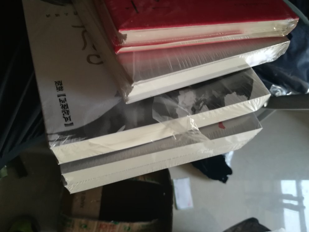包装是在购物以来最差的一次，箱子被撑开用胶带粘的，不想说什么了，书籍也有破损