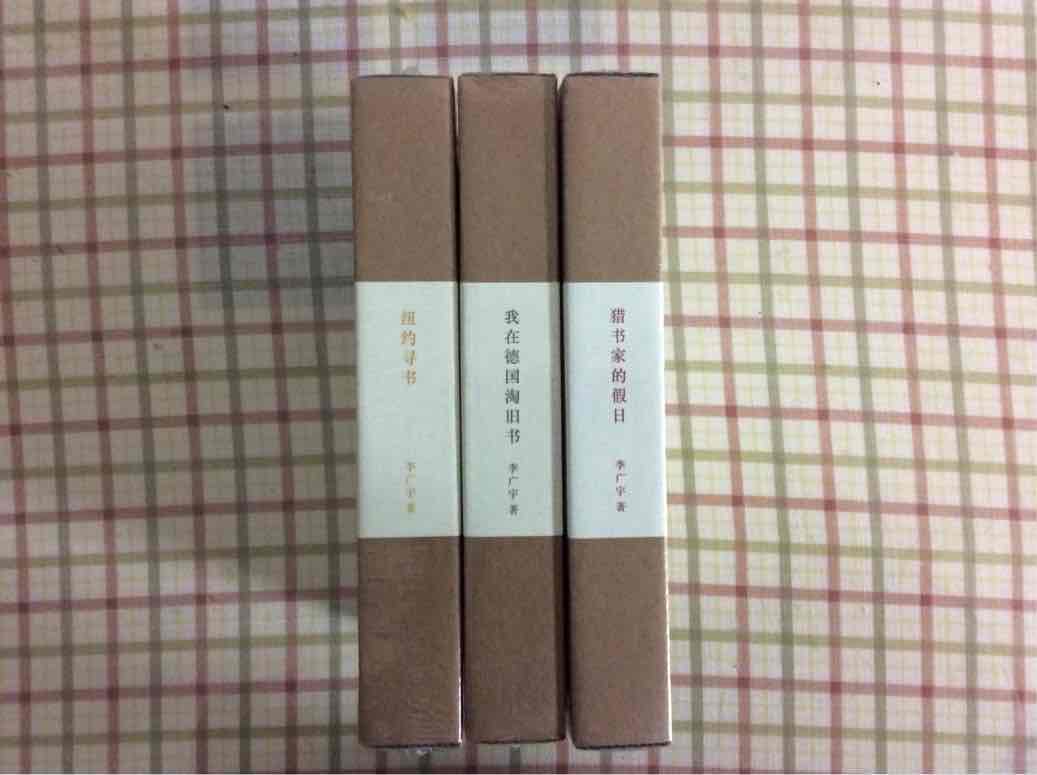 读过李广宇的书话，觉得写的不错，这次又出了三本小精装，非常漂亮，当然入手！