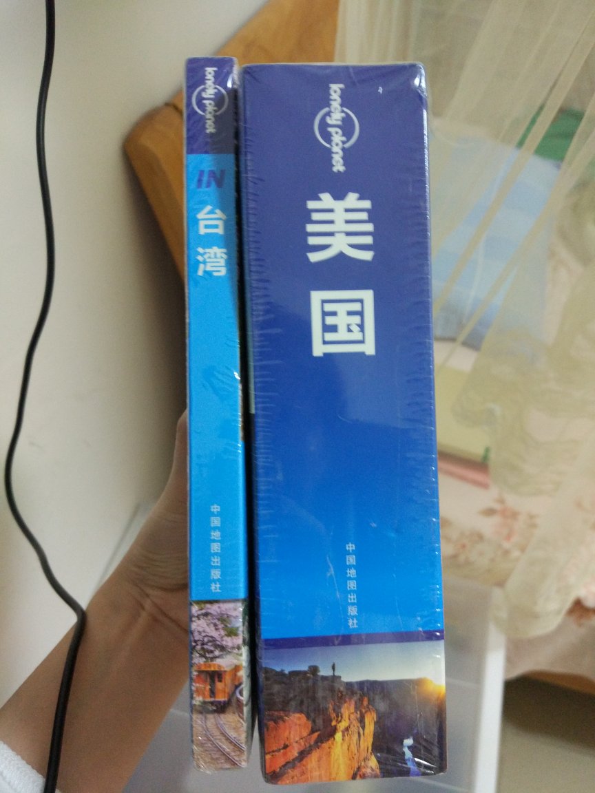 人生中第一/第二本lonely planet！虽然电子时代已到，但纸质书还是有它不可取代的魅力。