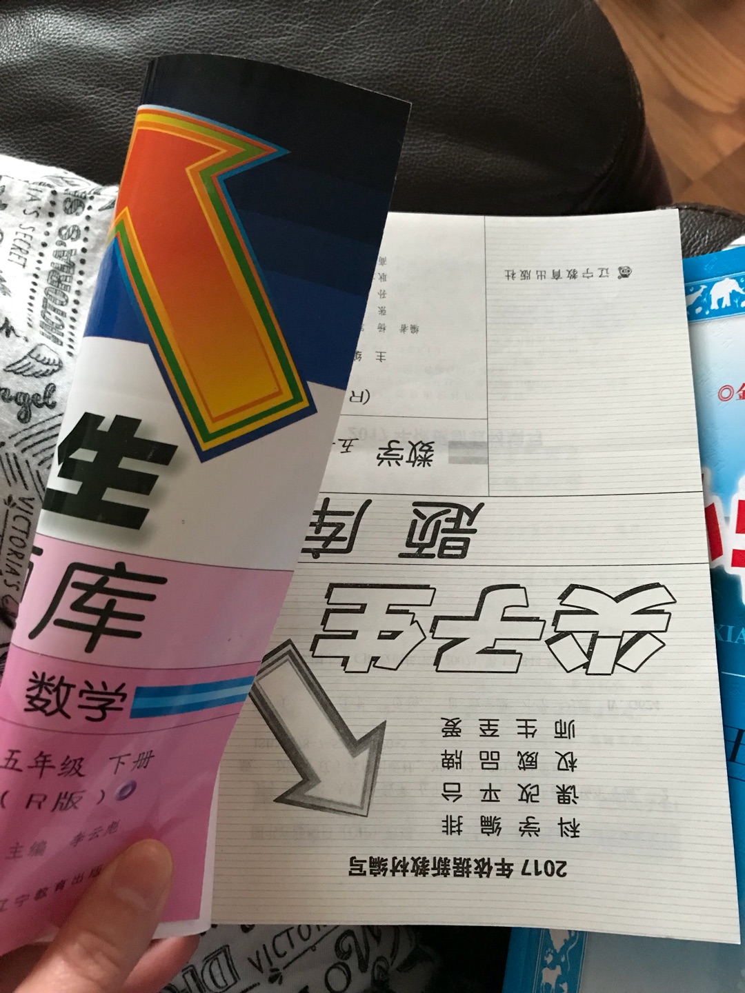 感觉买到了残次品，装订居然还是反的