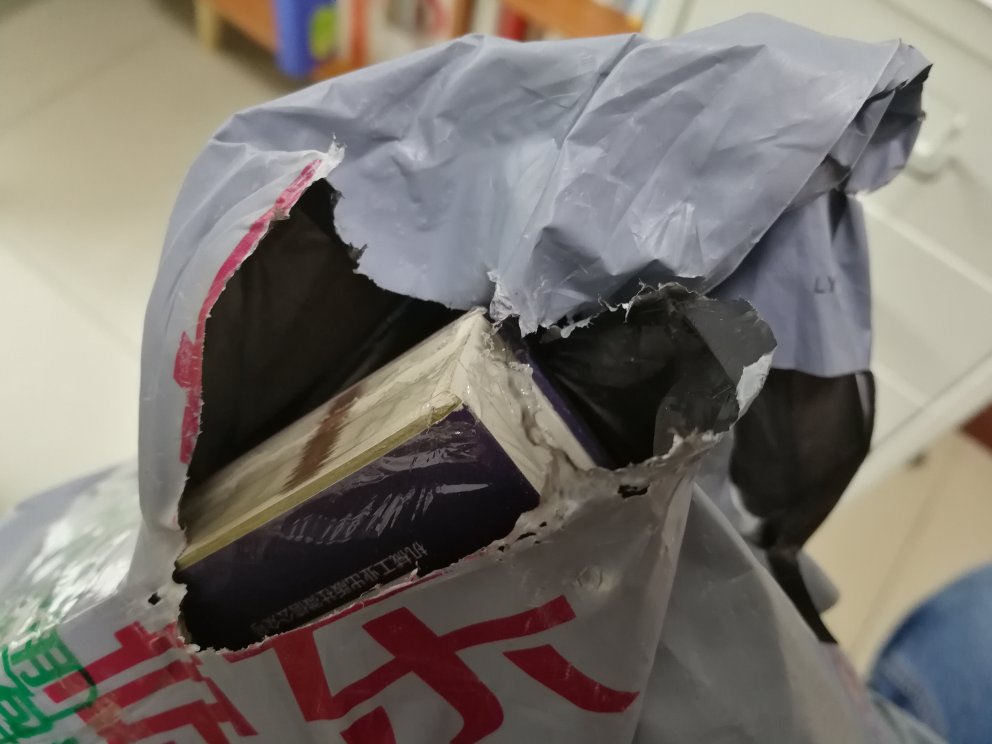 四个角烂了三个，五本书一起就不能加个保护的，直接扔快递袋里。最受不了书有损坏的。