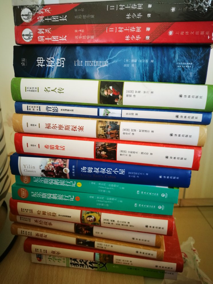 休憩31st，初次读此书尚在初中，过年时重温一遍，犹自为那赤裸裸的暴戾蛮横与自私而震惊，成人的恶劣在孩子单纯眼中是这样的，没有一句价值评判却让人深感悲凉。当年初读之时并无多少震撼时刻，今日重读感觉依旧，然而当年使我伤感之处今朝依然在，一为小茨冈之死，二为外祖母被无端暴打后默默爬起，三为生活已然无着的外祖母接过小外孙手中五十戈比后的泣不成声，那样坚强的外祖母，她泣不成声