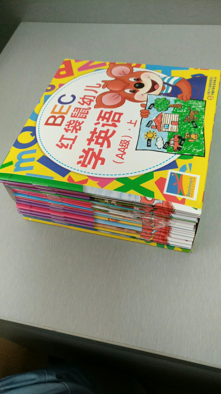 红袋鼠系列的英语不错，每天一小本，正适合孩子英语启蒙。