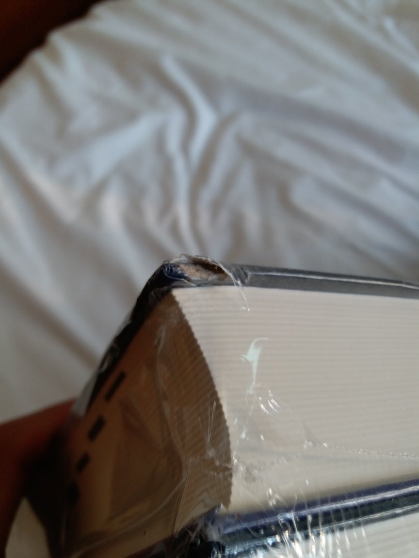 这书估计是被扔过的，刚收到的东西，书脚就破损了，包装袋也破碎了。
