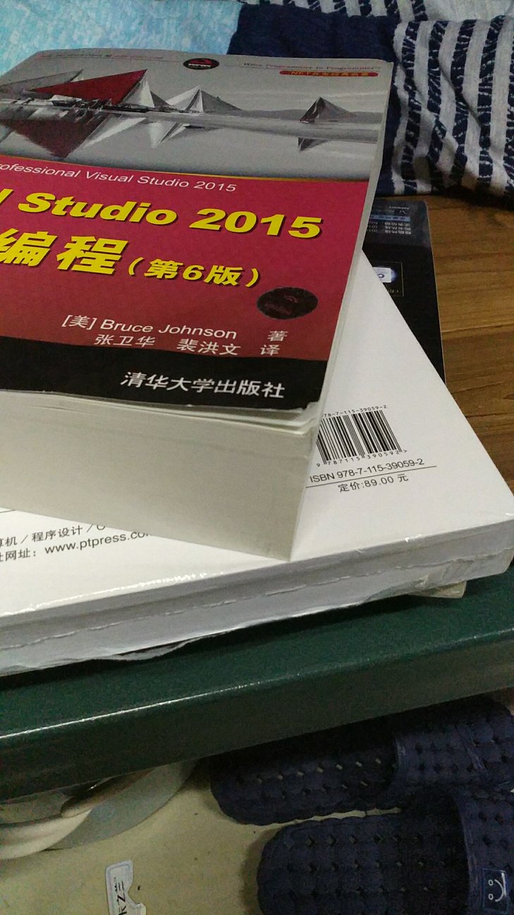 买了3本书，就这本没有加一点包装，买过来除了背面还看的过去，正面已经成这b样了，你至少加个包装膜吧， 卖你妹的书，把老子书搞成这*。