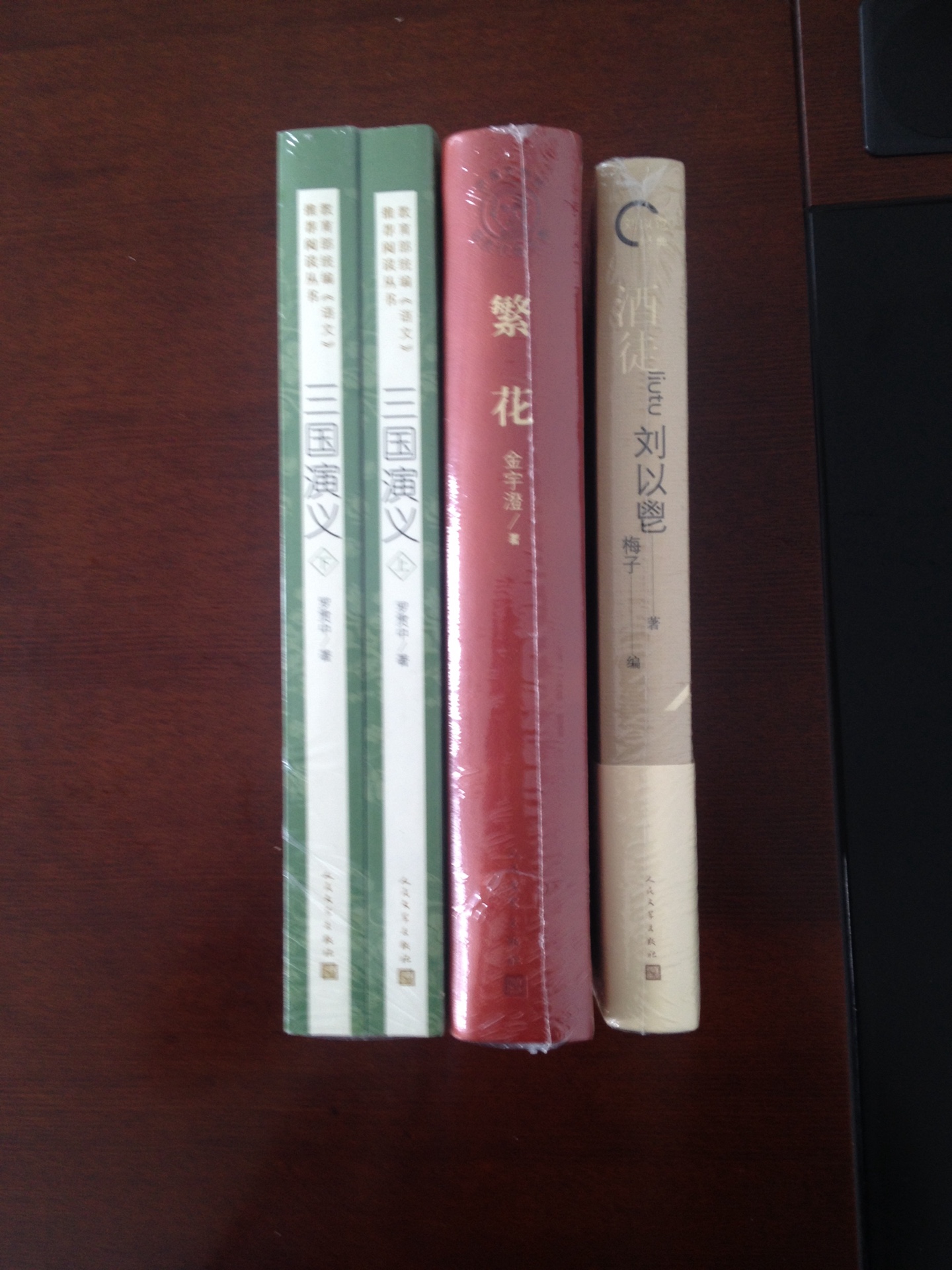 ??《酒徒》、《对倒》、《寺内》都是香港作家刘以鬯经典作品。在内地新世纪之初出版的百年百种图书的书目中就有，可惜的是当初因为版权问题而没有出版，一直无缘得见。今趁618之际购入，满足了多年的心愿。精装图书装帧朴素、典雅，纸张不错，还有多篇介绍文章，对深入了解这部作品和刘以鬯先生很有帮助的。这是香港文学一代宗师荣膺终身成就奖刘以鬯的经典杰作，王家卫电影《2046》灵感来源，诗化意识流小说开山之作，现代文人小说高峰。《酒徒》创作于上世纪60年代初，被誉为“中国首部意识流小说”，入选“20世纪现代小说经典名著百强”。2004年引发香港导演王家卫拍摄电影《2046》。2011年由香港导演黄国兆拍摄成电影。