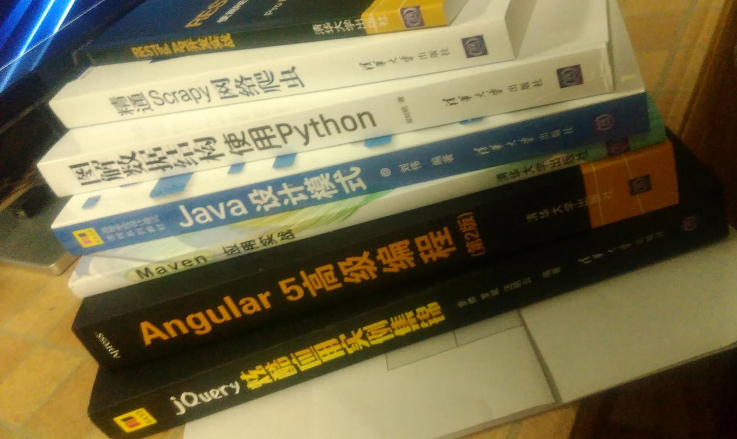 很小一本，纸质挺好，刚入门，看着还行，虽然不是很多，但质量还是可以的！