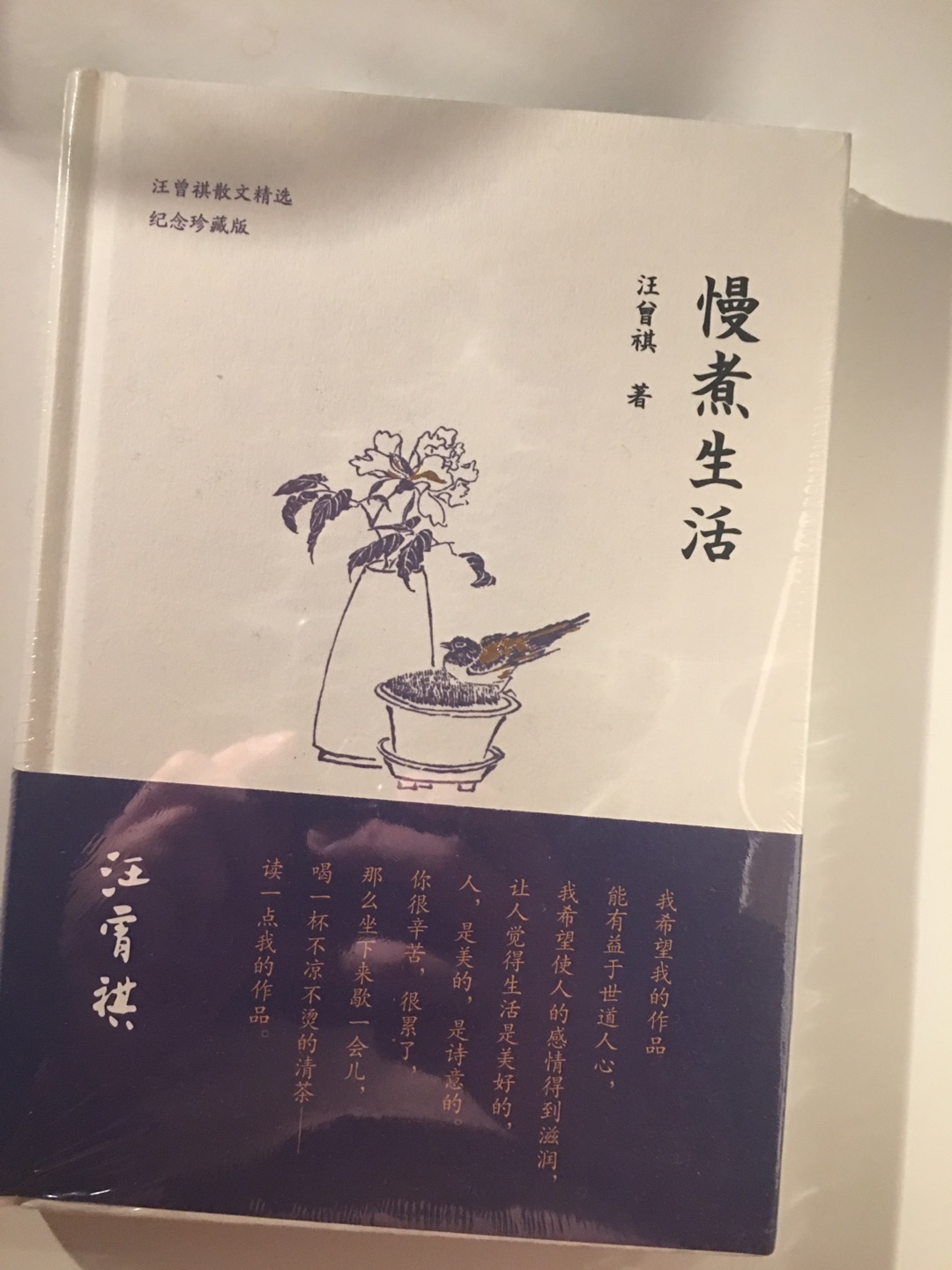 在买了很多书 这一批是的书里面 这一本还不错 比较详细描写了但是的情况 尤其是美国的情况 冷战时期 爆发的导弹危机 但是很明显立场就是站在美国那边 美国干涉他国的行动 都可以变成拯救世界的解释 多么荒诞的事情啊