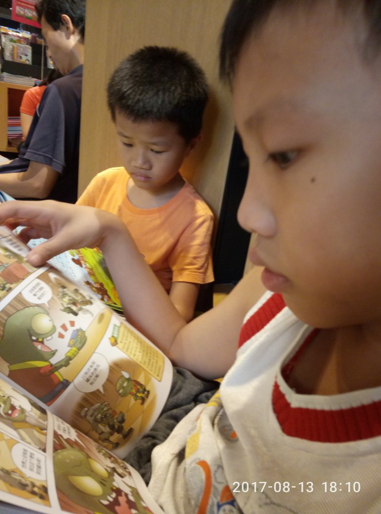 小孩子喜欢看书，趁着活动继续买，慢慢看内容不错！！！