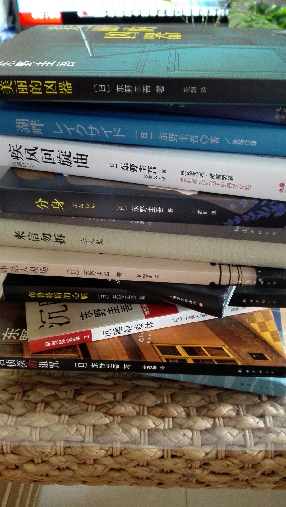 在一堆东野圭吾的书籍里滥竽充数，眼大睇过界，买错了?，不知道好看不