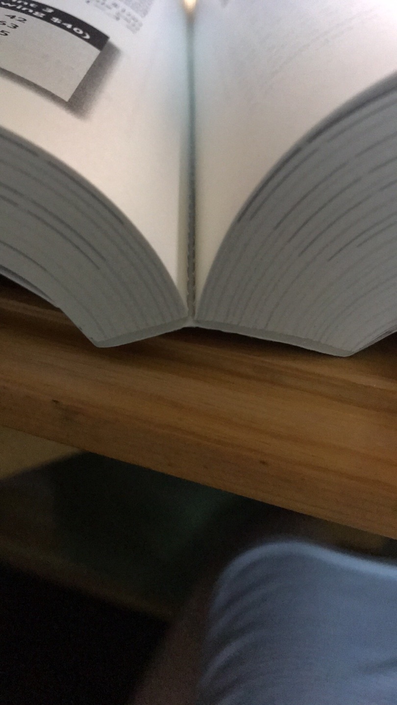 这个……比较忧桑，书的书脊中间位置胶水没有胶好，这么厚的书估摸用着用着就会变两半了(Ｔ＿Ｔ)