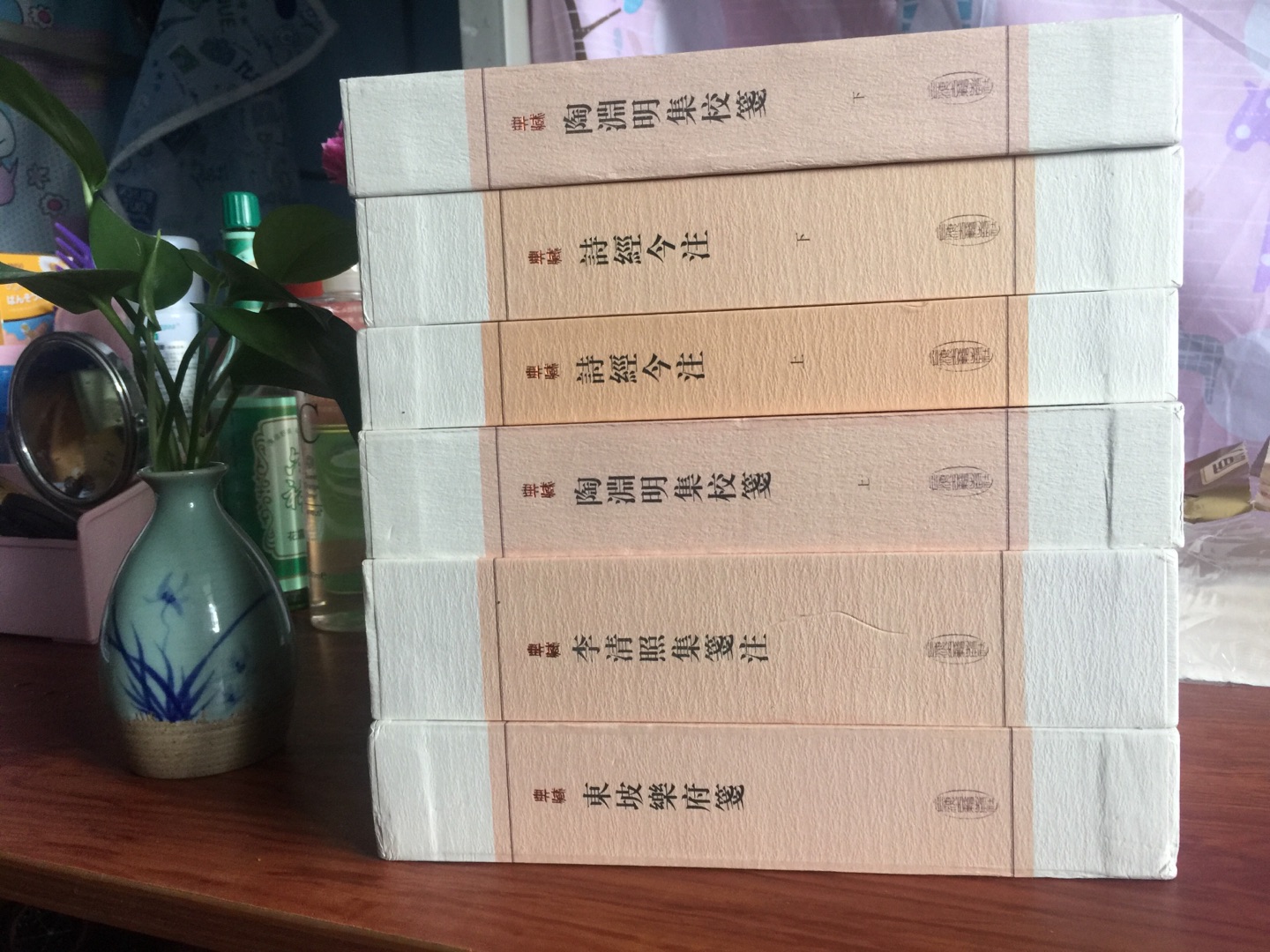 买了一套上海古籍出版社的书，包装好，竖排文字。喜欢。《诗经》