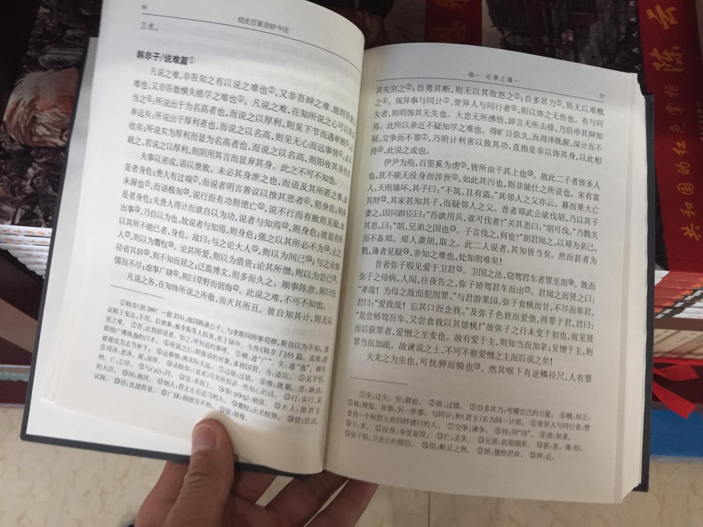 《上来透口气/奥威尔作品全集》是一部令人捧腹又令人绝望的黑色讽喻小说。 《上来透口气/奥威尔作品全集》的主人公乔治·博林—一一个惨淡营生的保险公司推销员一遭遇了一场中年危机。整日在一位无趣多疑的妻子和两个熊孩子的折磨下苟延残喘，这个中年胖子忽有一天萌发了一个异想天开的念头。怀揣着赌马赢来的十几英镑私房钱，博林煞费苦心地编造出一个完美的谎言瞒过妻子，开着一辆破车来到了儿时的故乡，想要寻找记忆中那个还不曾被丑陋的工业城市吞没的乡村田园，完成他此生的一个愿望——舒舒服服地在故乡那口人迹罕至的深潭边钓一回鱼。他想要在被绝望的现实憋死前，“上来透口气”。只是，在这个垃圾已经堆到平流层的世界上，哪里还有空气呢？ 《上来透口气/奥威尔作品全集》是乔治·奥威尔的小说作品中相对评价较高的一本，初步奠定了奥威尔作为一流作家的地位。《奥威尔传》的作者迈克尔·谢尔顿表示该