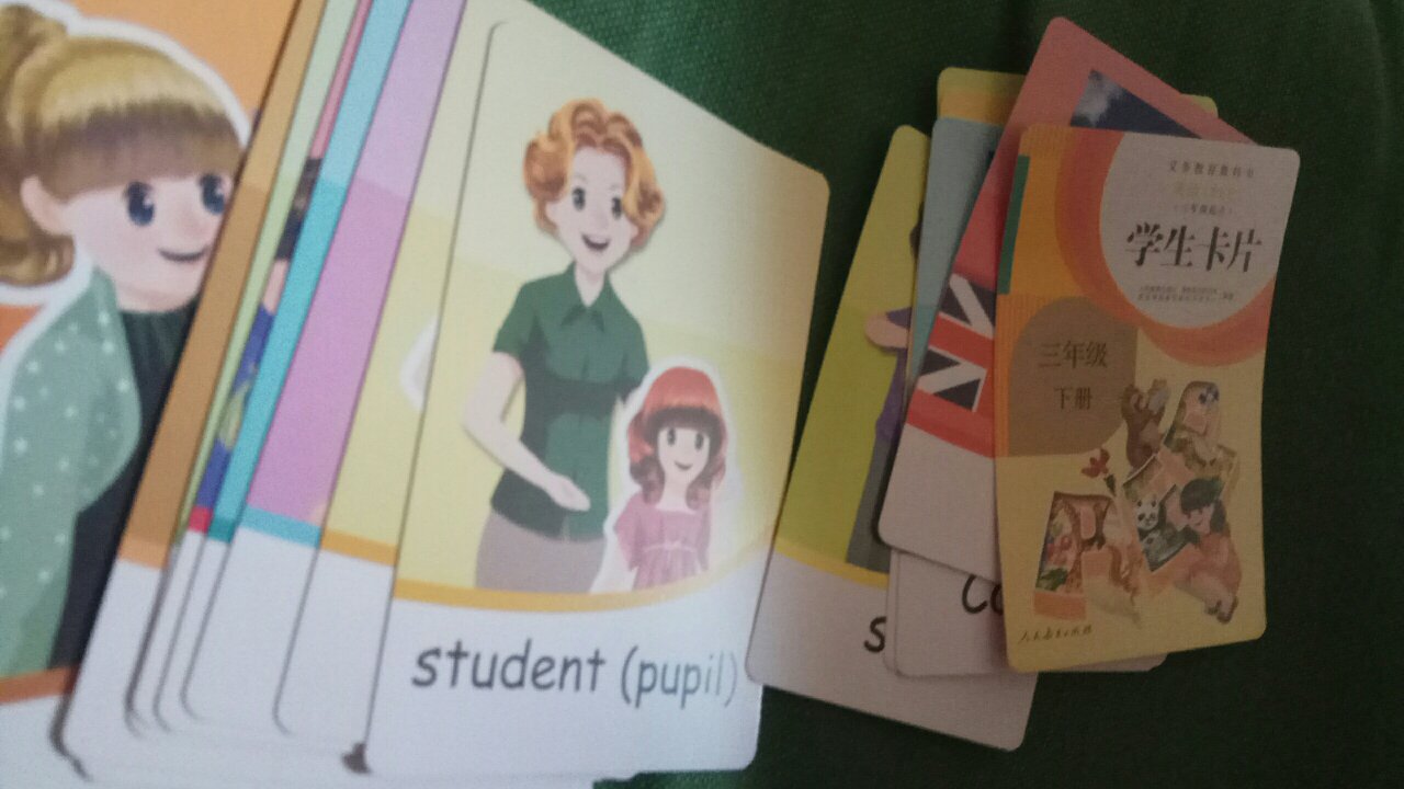 很好的一套卡片，复习单词很方便。卡片颜色鲜艳，边角圆滑，虽然纸张不是很厚但正常使用应该不会破损弄折。