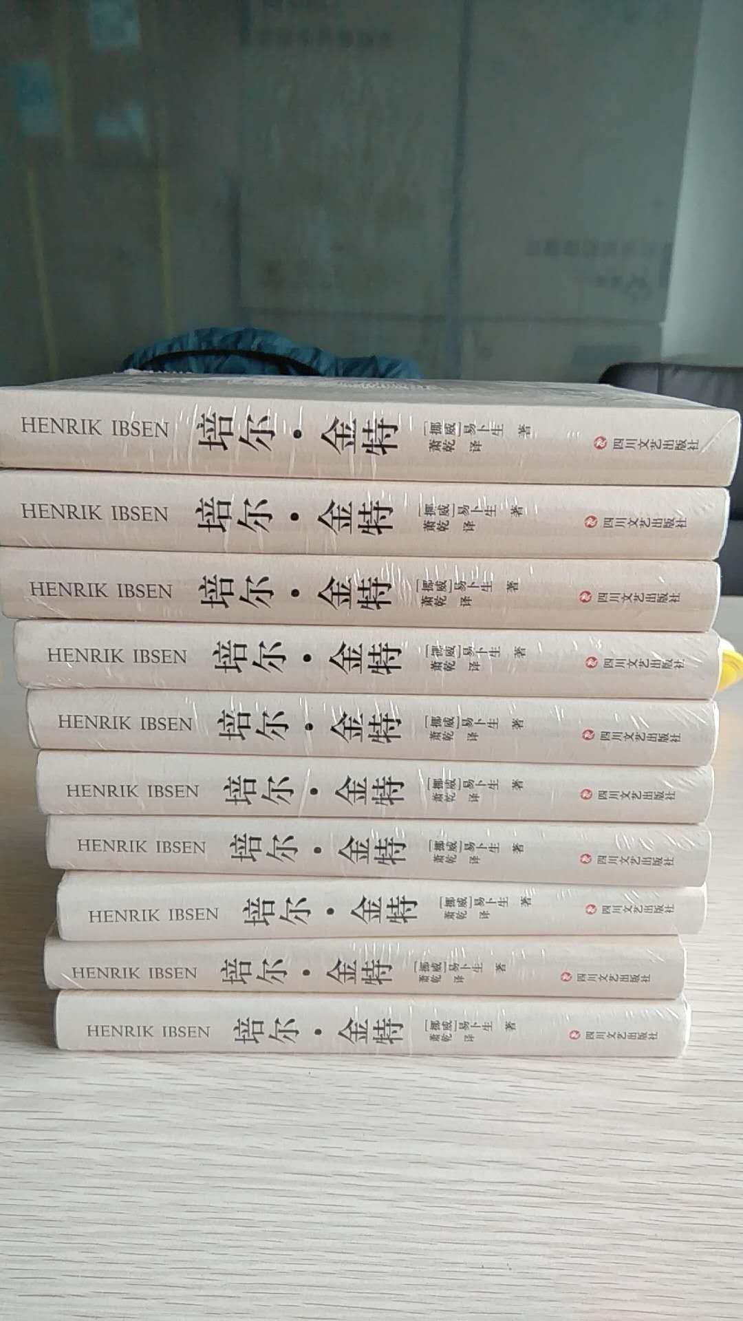 培尔.金特这个名字，成了放逐与救赎，罪人与恩典的最好的代言人。这个不知天高地厚的败家子，内心里看上去豪气冲天但实际上却是空无一物的外国阿Q，当过穷人，当过有钱人，当过假先知，当过疯人院里的疯子们膜拜的“国王”（这倒也成就了他一直想成为国王的梦想）。他满口漂亮的假话，欺骗并且抛弃了喜欢他的姑娘。他用谎言送了母亲人生的最后一程，也用谎言差一点将自己变成了妖魔鬼怪们的直系亲属（山妖国王曾想纳他为女婿）。他倒卖黑奴获取钱财，往中国贩卖偶像也运送牧师，他的财富曾在瞬间跌入海洋，他也在各种各样的失败经历中屡次重新站起。即使是承诺，对他而言也只是无法恪守住的自我安慰——他把这一生中唯一爱过的女人，孤零零地留在了深山的一座小木屋中，他对她“马上就回来”的应许，直到两人几十年之后变成了老妪与老朽才变成现实。