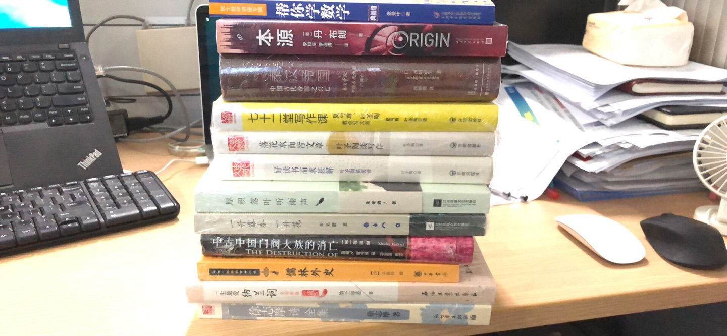 虽然纸盒有些破，但书都保护得很好！翻了一下内容，还不错，大人小孩都可以看。