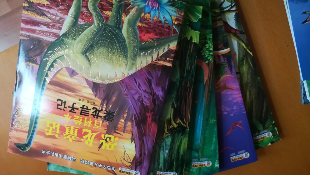 娃最近对恐龙特别感兴趣，趁热打铁买了一堆相关的书，这个是故事类的，介绍了很多恐龙