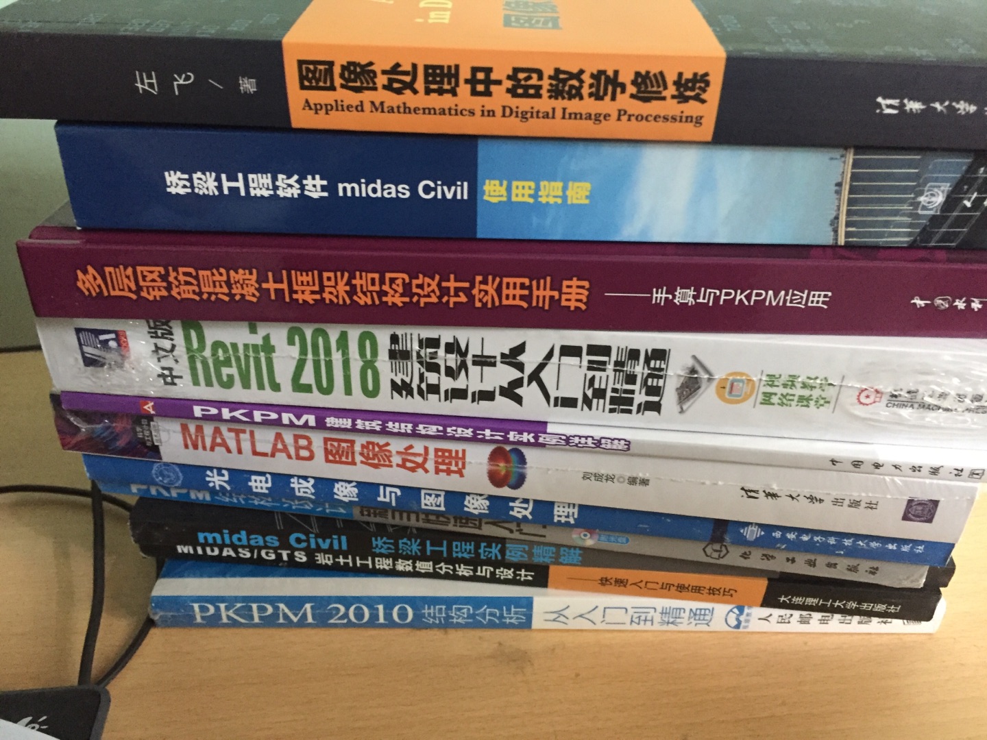 618买的很划算，买了很多，四五十本。原价的话得2000，最终大约900。这么多的书就是不给送上门，必须自己去取，而且还下大雨。