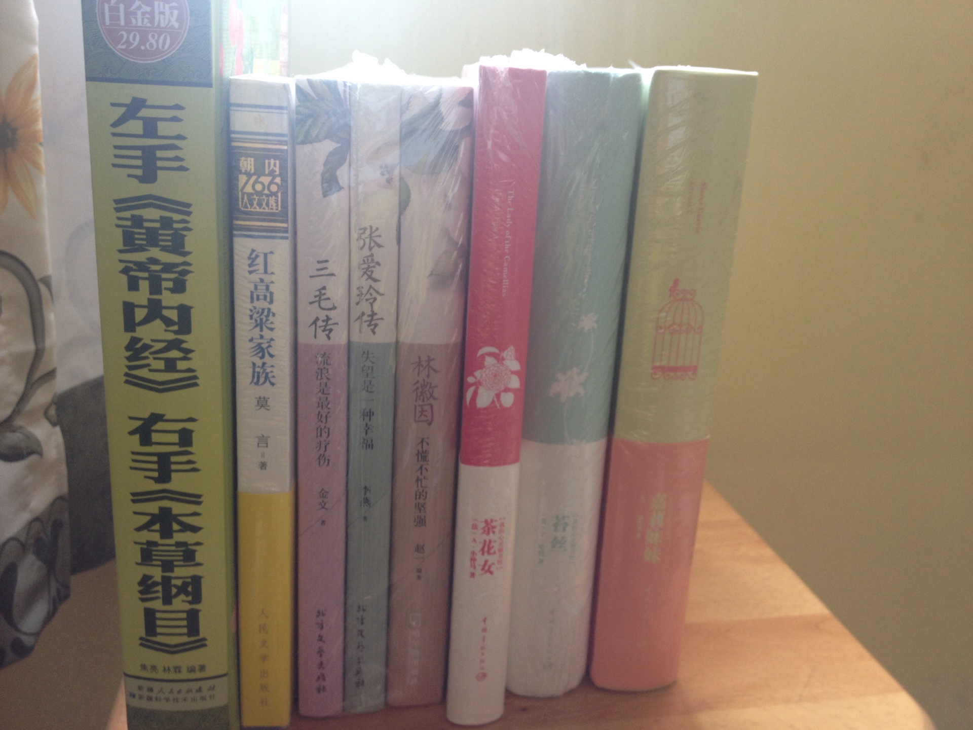 中国宇航出版社的书，我之前在新华书店买了一套《飘》，书的主页是英文，而底下一小部分就是小译注，尽管英文水平有限，但对学习挺有帮助的，所以这次又买了其它几本收着，想看就看。