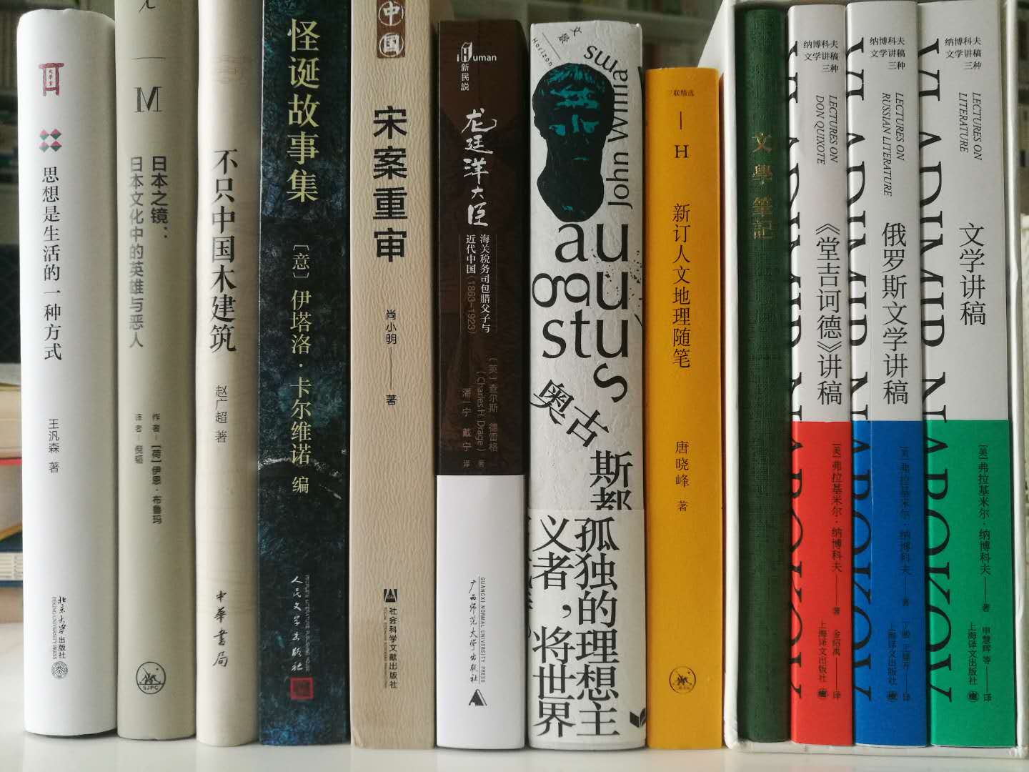 武松取一个馒头拍开看了，叫道:“酒家 这馒头是人肉的 是狗肉的?” 那妇人嘻嘻笑道:“客官休要取笑！清平世界，荡荡乾坤，那里有人肉的馒头，狗肉的滋味?”