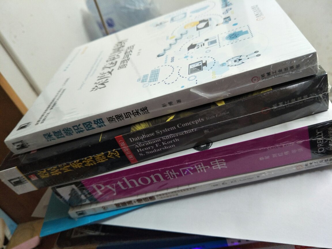 书的排版不错，印刷质量也可以，代码格式，公式格式都可以。但是，前六页印丢了三页实在是影响了质量。图片是前六页，有三页空白。