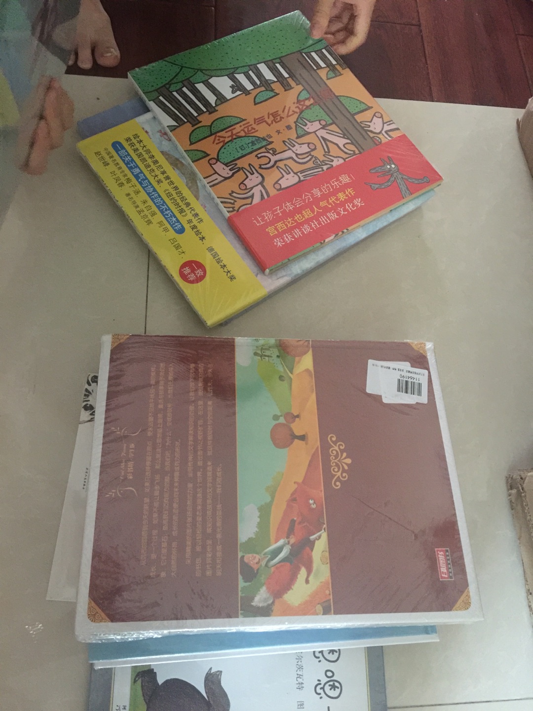 趁着图书节给小朋友买了一堆书，实惠不少；但是小朋友的书总觉得价格贵内容少。