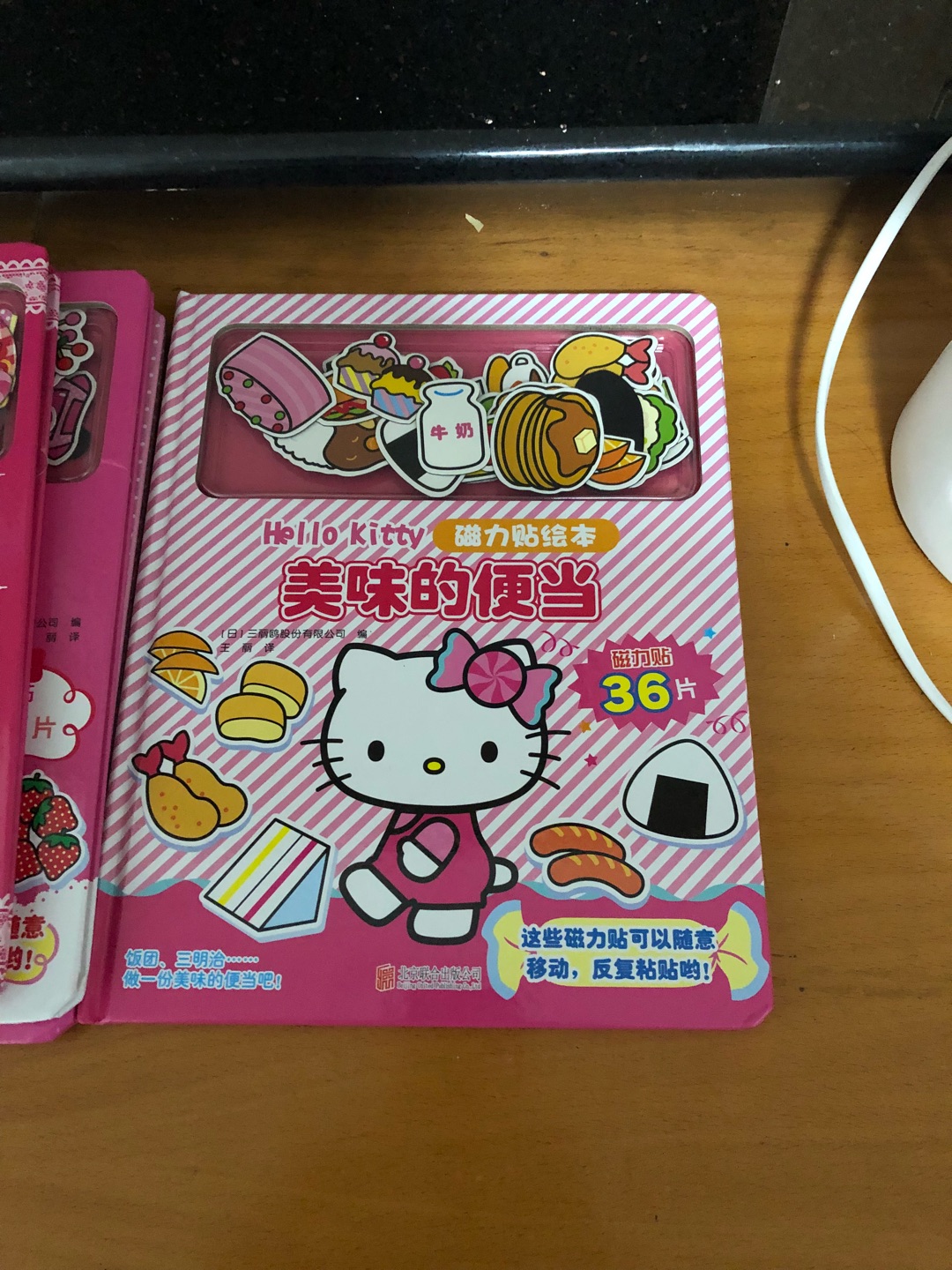 hello kitty，小朋友都喜欢的，多买几本换着玩。