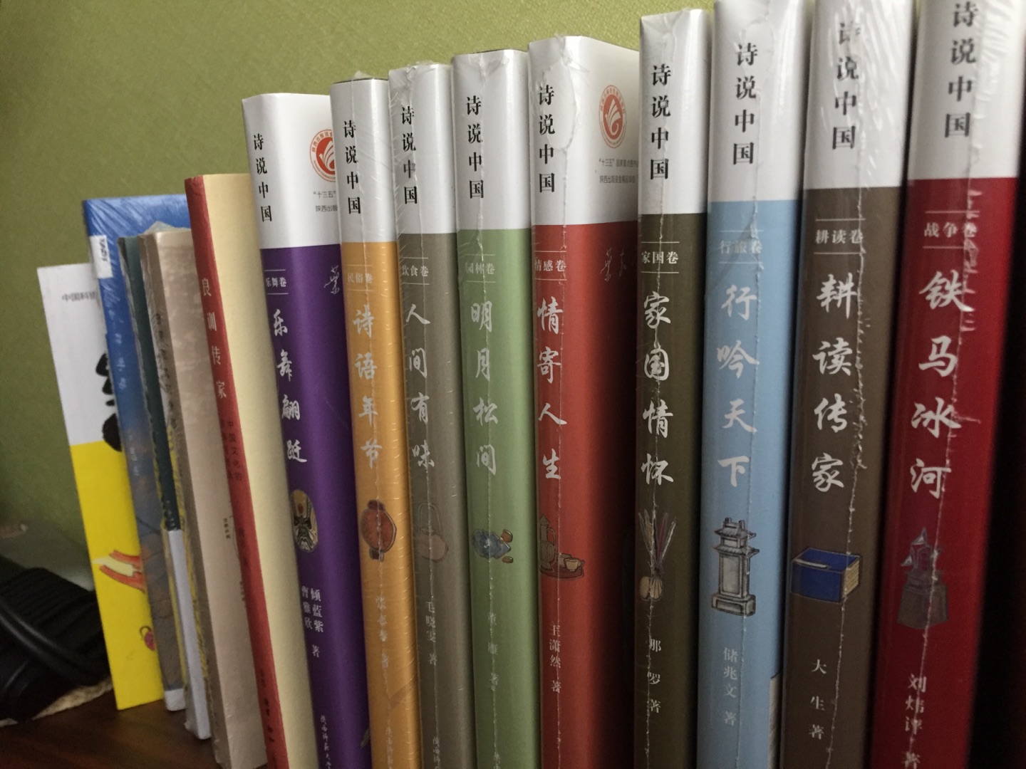 一口气买了全套，喜欢中国诗歌，在网上看到有这类书，趁着活动全部买回来，慢慢看！