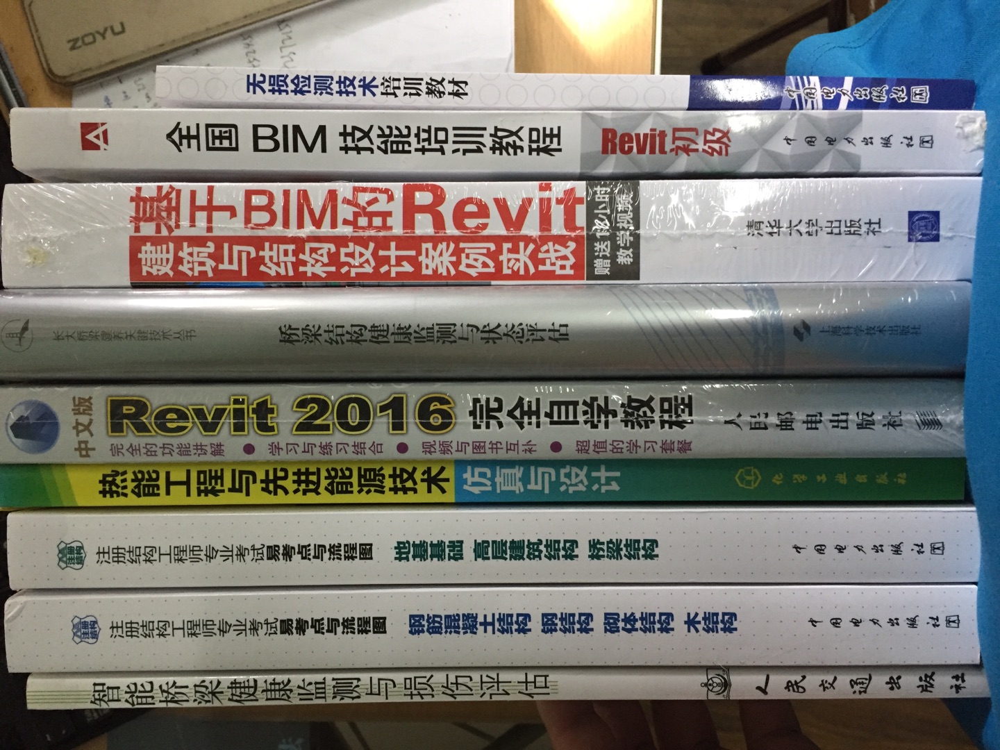 618活动买的书，优惠力度很大，大约四折。买了四五十本，都不给送货上门，得自己去取，下着大雨让自己去取。