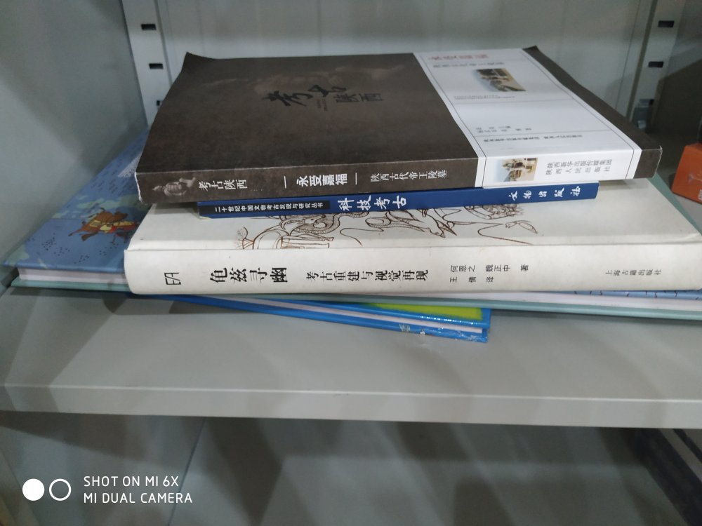 比半价还优惠的活动，太划算了，一下子把感兴趣的书都买了才花了一千多