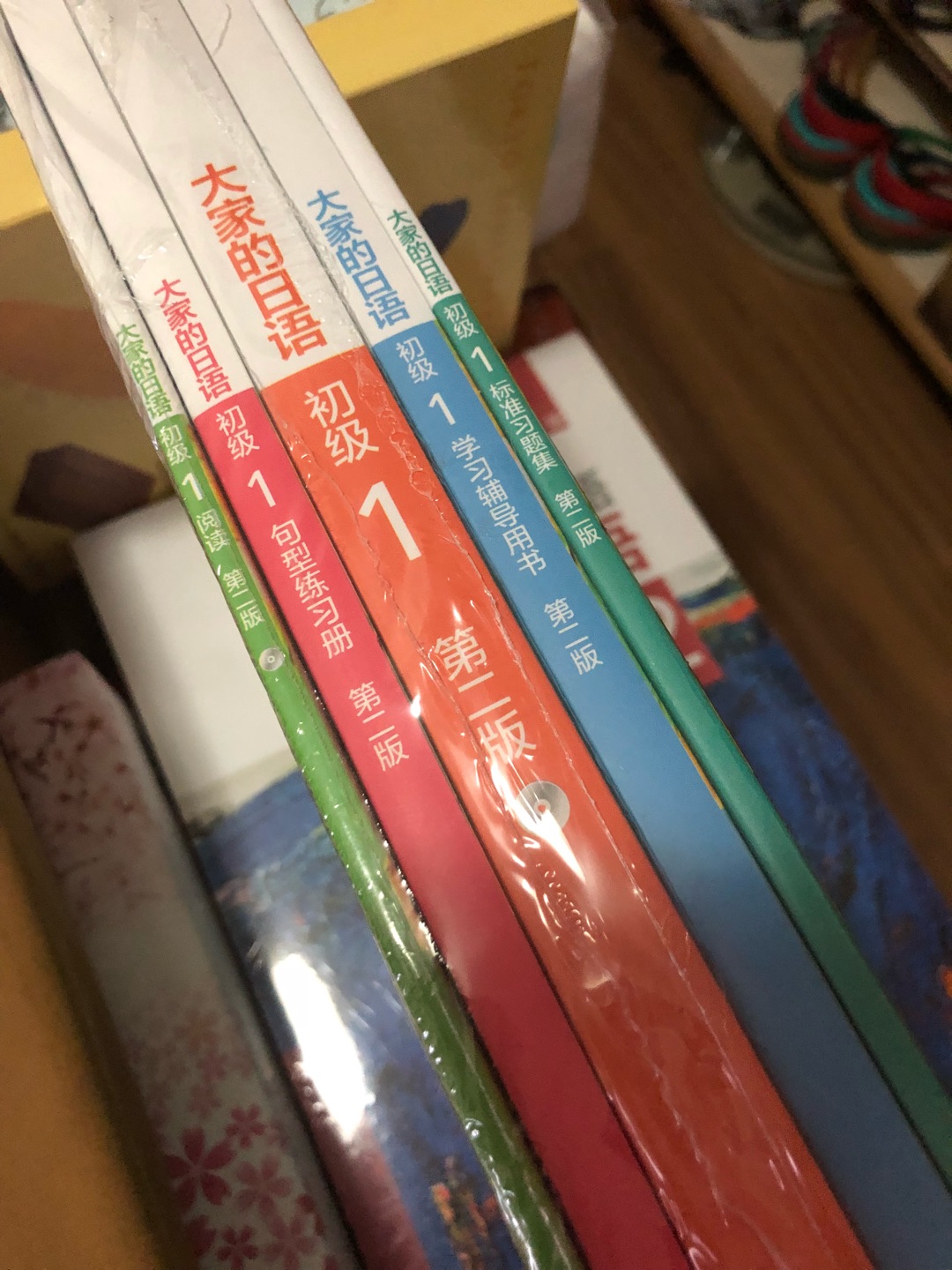 书不错，适合日语初学者，全套内容丰富。活动给力，纸箱包装，完好无损。