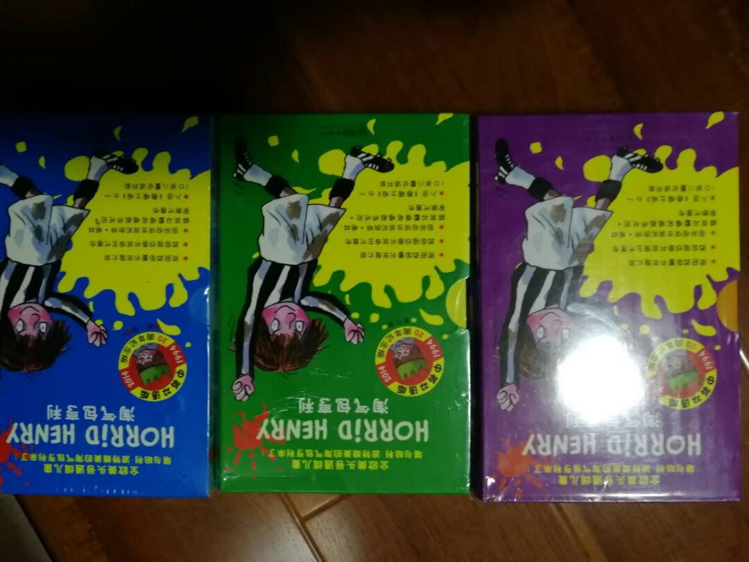 买的是双语版的，前面中文，后面英文，既能亲子阅读，也能让孩子自主阅读，希望孩子会喜欢。