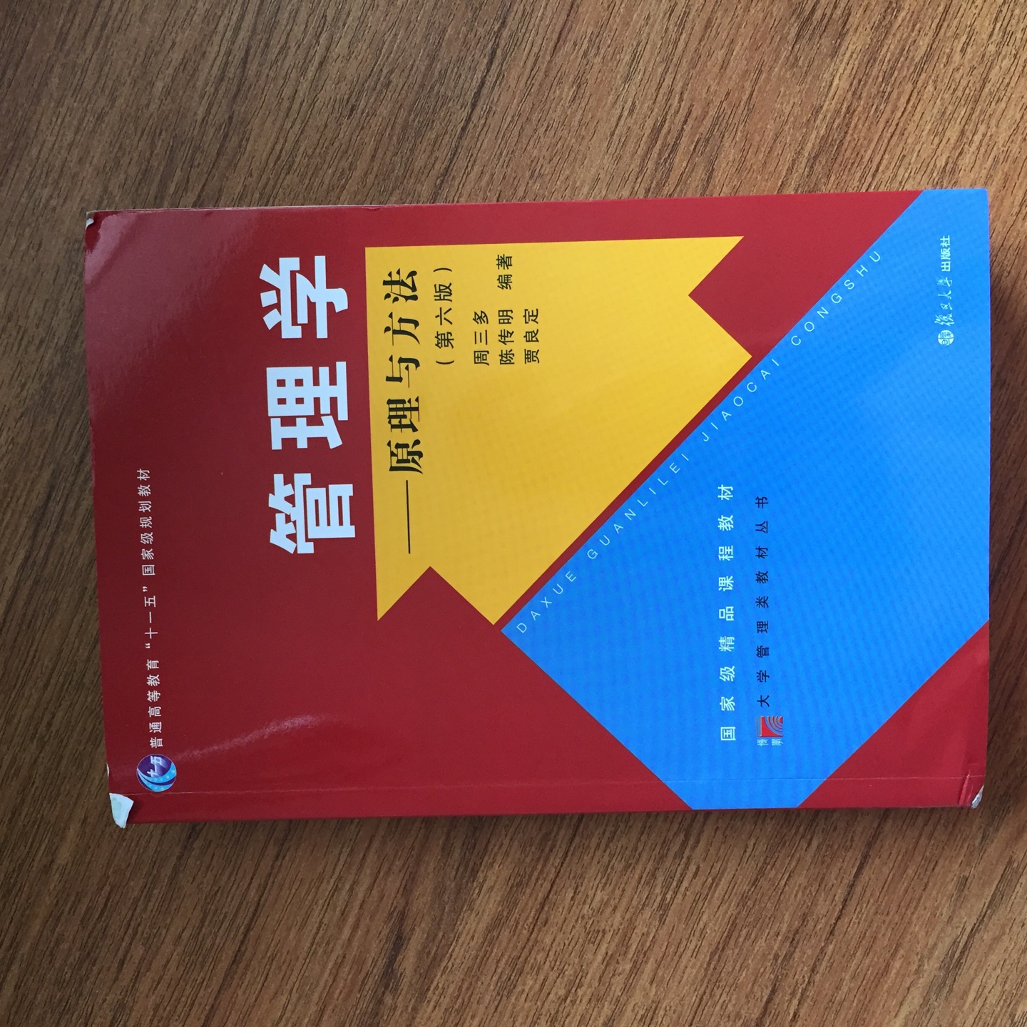 不知道为什么吝啬到不给包装，我认为自己买到了二手书，书破了对于强迫症的人来说是致命的