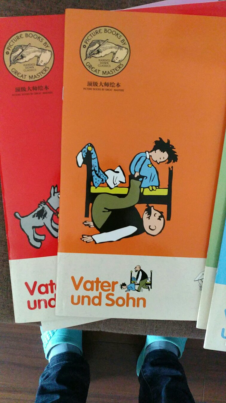 买了很多顶级大师的绘本，父与子是里面很经典的一套，宝宝很喜欢读~